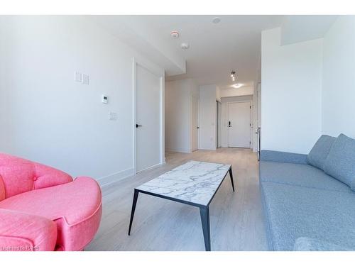 213-2450 Old Bronte Road, Oakville, ON - Indoor Photo Showing Living Room