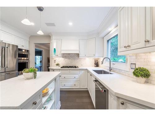 138 Uphill Court, Ancaster, ON - Indoor Photo Showing Kitchen With Upgraded Kitchen