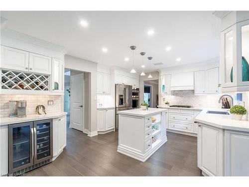 138 Uphill Court, Ancaster, ON - Indoor Photo Showing Kitchen With Upgraded Kitchen