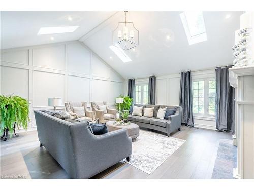 138 Uphill Court, Ancaster, ON - Indoor Photo Showing Living Room