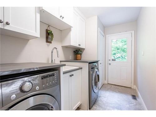 138 Uphill Court, Ancaster, ON - Indoor Photo Showing Laundry Room