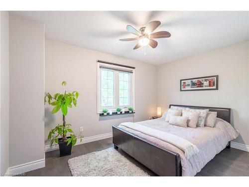 138 Uphill Court, Ancaster, ON - Indoor Photo Showing Bedroom