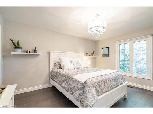 138 Uphill Court, Ancaster, ON - Indoor Photo Showing Bedroom