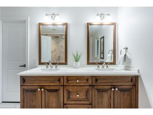 138 Uphill Court, Ancaster, ON - Indoor Photo Showing Bathroom