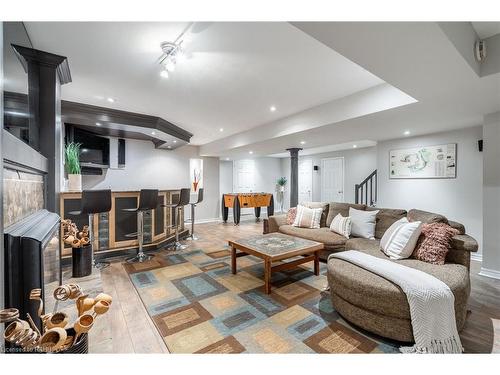 138 Uphill Court, Ancaster, ON - Indoor Photo Showing Living Room