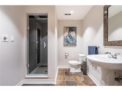 138 Uphill Court, Ancaster, ON - Indoor Photo Showing Bathroom