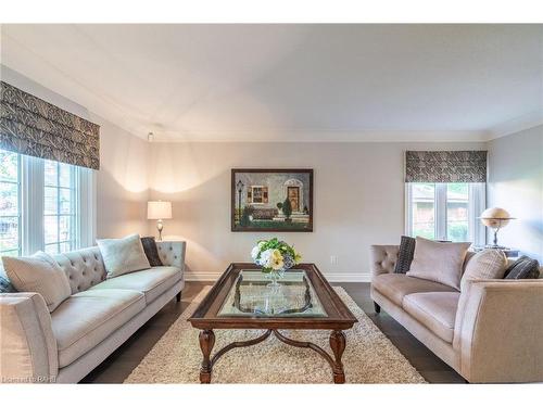 138 Uphill Court, Ancaster, ON - Indoor Photo Showing Living Room