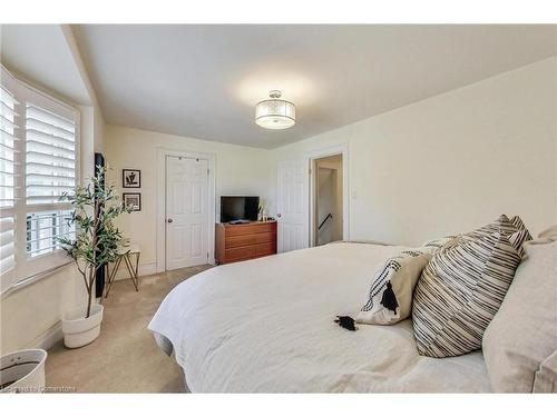 82 Ottawa Street S, Hamilton, ON - Indoor Photo Showing Bedroom