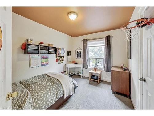 82 Ottawa Street S, Hamilton, ON - Indoor Photo Showing Bedroom