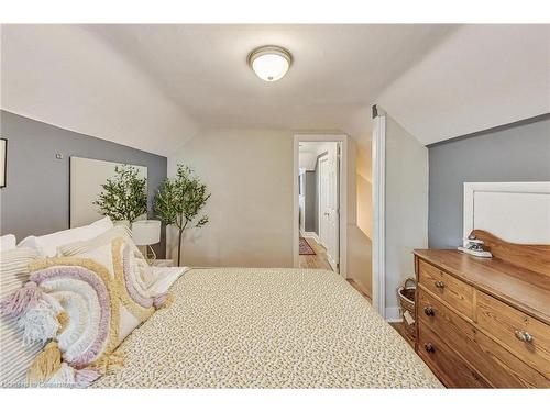 82 Ottawa Street S, Hamilton, ON - Indoor Photo Showing Bedroom