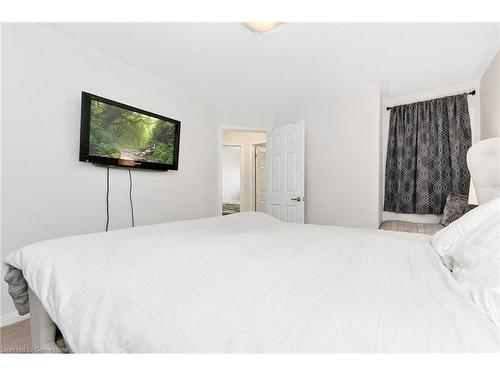 913 Nadalin Heights, Milton, ON - Indoor Photo Showing Bedroom