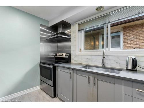 61 Napoli Drive, Hamilton, ON - Indoor Photo Showing Kitchen