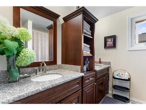 61 Napoli Drive, Hamilton, ON - Indoor Photo Showing Bathroom