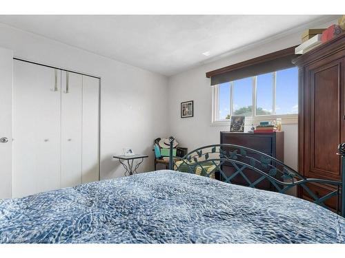 61 Napoli Drive, Hamilton, ON - Indoor Photo Showing Bedroom