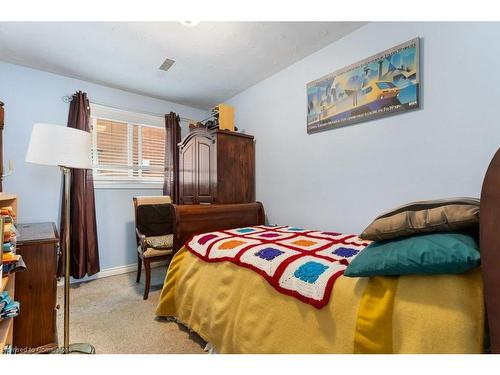 61 Napoli Drive, Hamilton, ON - Indoor Photo Showing Bedroom