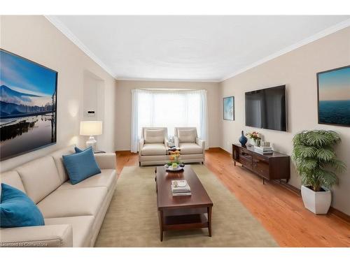 22 Glen Park Court, Hamilton, ON - Indoor Photo Showing Living Room