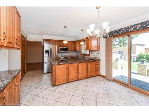 22 Glen Park Court, Hamilton, ON - Indoor Photo Showing Kitchen