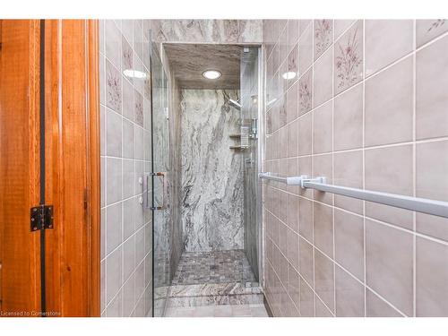 22 Glen Park Court, Hamilton, ON - Indoor Photo Showing Bathroom