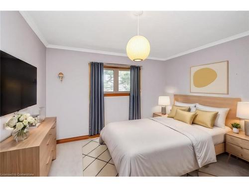 22 Glen Park Court, Hamilton, ON - Indoor Photo Showing Bedroom