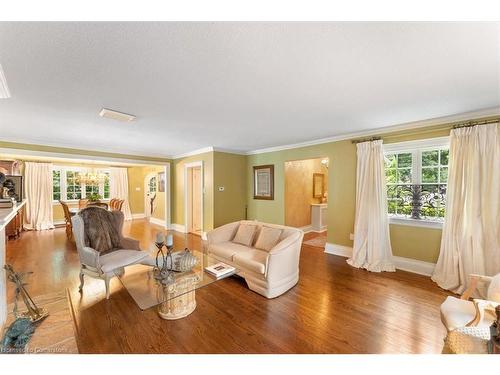 3040 First Street, Burlington, ON - Indoor Photo Showing Living Room