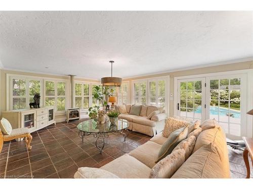 3040 First Street, Burlington, ON - Indoor Photo Showing Living Room