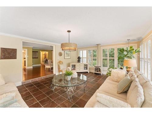 3040 First Street, Burlington, ON - Indoor Photo Showing Living Room