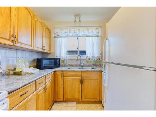 4 Cedar Glen, Grimsby, ON - Indoor Photo Showing Kitchen With Double Sink