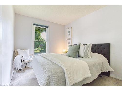 4 Cedar Glen, Grimsby, ON - Indoor Photo Showing Bedroom