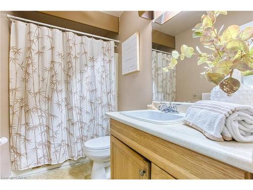 4 Cedar Glen, Grimsby, ON - Indoor Photo Showing Bathroom