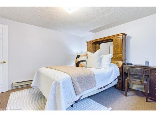 4 Cedar Glen, Grimsby, ON - Indoor Photo Showing Bedroom