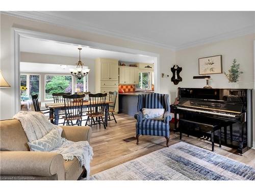 565 Chantler Road, Pelham, ON - Indoor Photo Showing Living Room