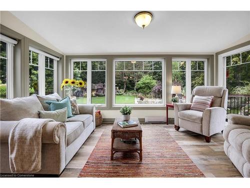 565 Chantler Road, Pelham, ON - Indoor Photo Showing Living Room