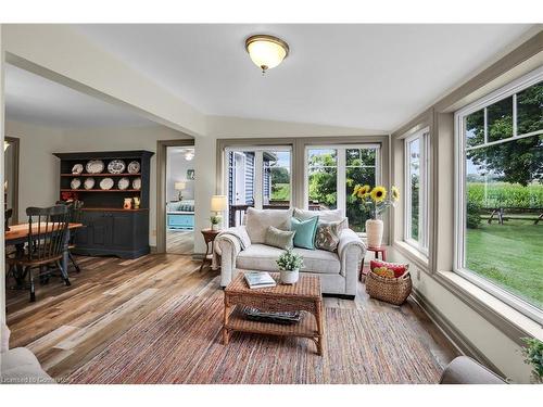 565 Chantler Road, Pelham, ON - Indoor Photo Showing Living Room