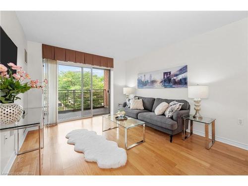 1214-100 Burloak Drive, Burlington, ON - Indoor Photo Showing Living Room