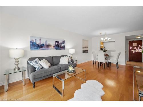 1214-100 Burloak Drive, Burlington, ON - Indoor Photo Showing Living Room