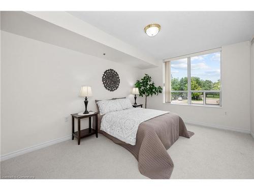 1214-100 Burloak Drive, Burlington, ON - Indoor Photo Showing Bedroom