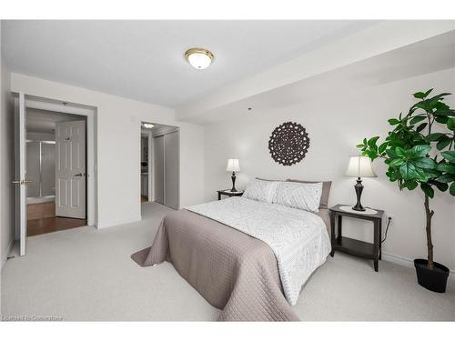 1214-100 Burloak Drive, Burlington, ON - Indoor Photo Showing Bedroom