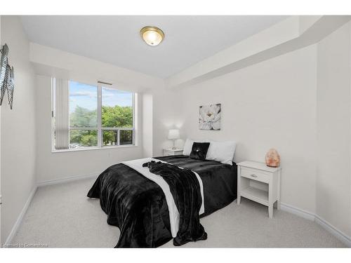 1214-100 Burloak Drive, Burlington, ON - Indoor Photo Showing Bedroom