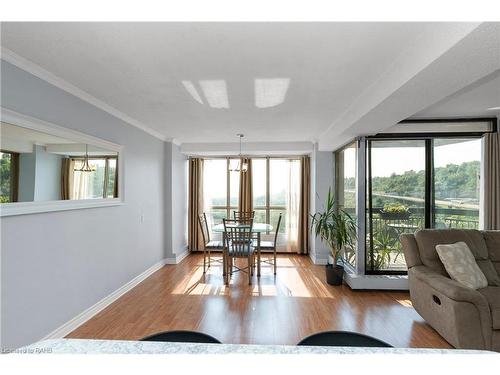 2206-150 Charlton Avenue E, Hamilton, ON - Indoor Photo Showing Living Room