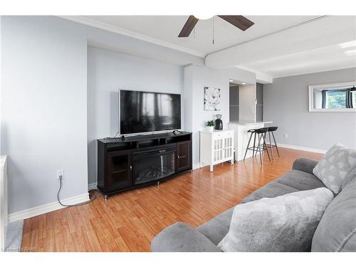 2206-150 Charlton Avenue E, Hamilton, ON - Indoor Photo Showing Living Room