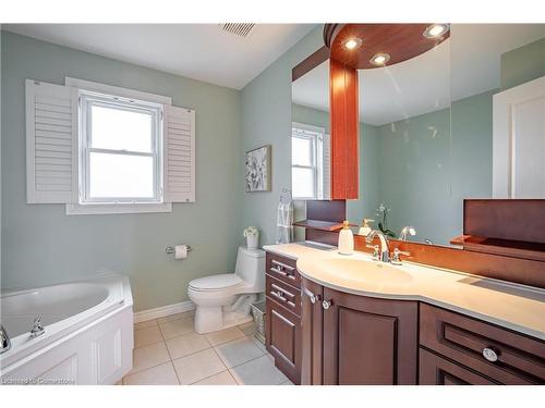 7789 Alpine Drive, Niagara Falls, ON - Indoor Photo Showing Bathroom