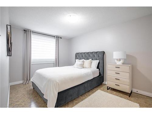 7789 Alpine Drive, Niagara Falls, ON - Indoor Photo Showing Bedroom