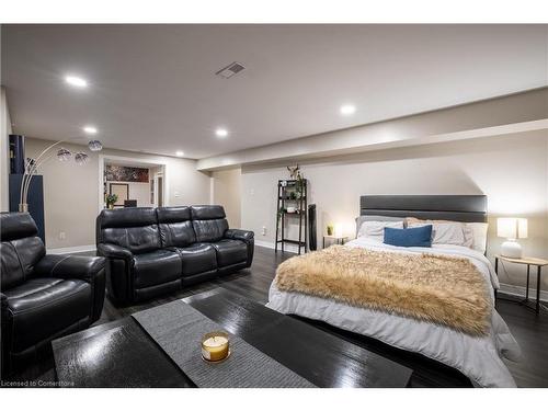 7789 Alpine Drive, Niagara Falls, ON - Indoor Photo Showing Bedroom