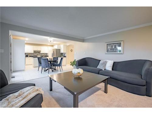 7789 Alpine Drive, Niagara Falls, ON - Indoor Photo Showing Living Room