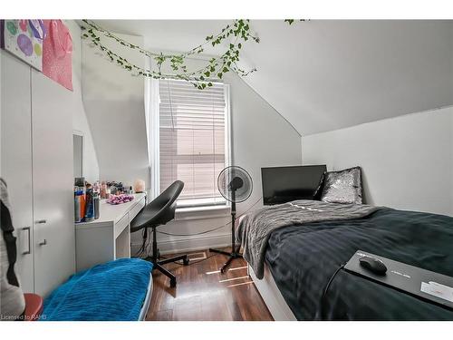 17 Albemarle Street, Hamilton, ON - Indoor Photo Showing Bedroom