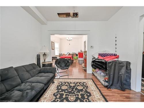 17 Albemarle Street, Hamilton, ON - Indoor Photo Showing Living Room