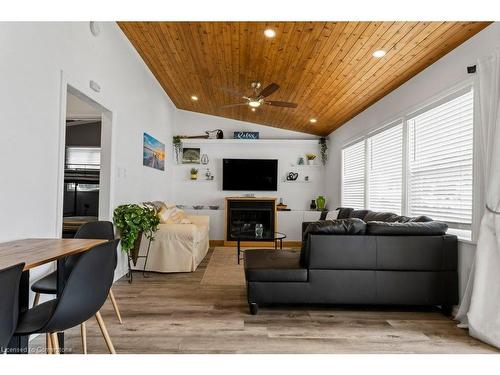 25 Erie Heights Line, Lowbanks, ON - Indoor Photo Showing Living Room