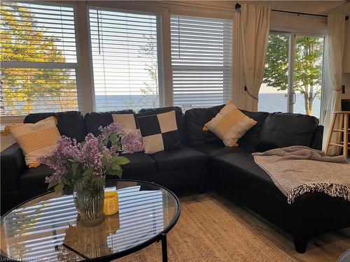 25 Erie Heights Line, Lowbanks, ON - Indoor Photo Showing Living Room