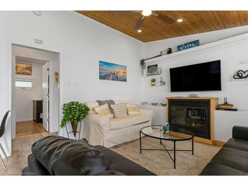 25 Erie Heights Line, Lowbanks, ON - Indoor Photo Showing Living Room