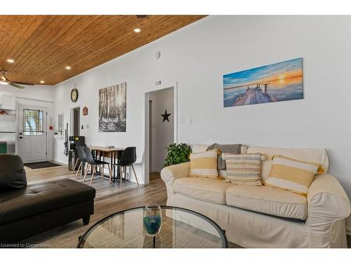 25 Erie Heights Line, Lowbanks, ON - Indoor Photo Showing Living Room